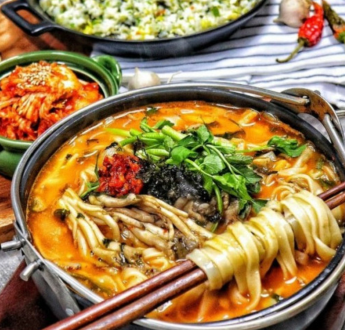[공항칼국수 43년전통] 원조버섯칼국수 김치 볶음밥 재료 포함 (2~3인분 밀키트)